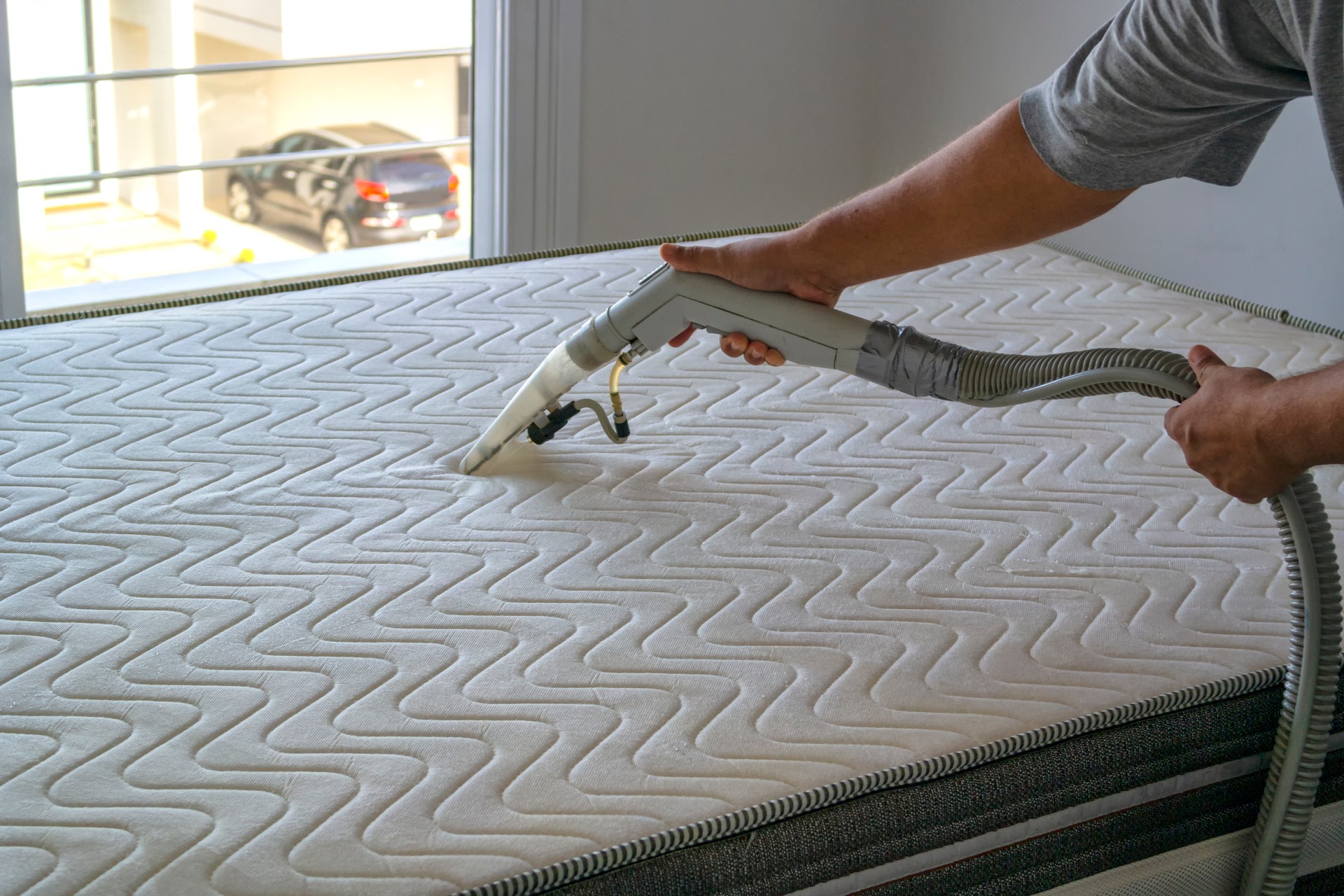 Cleaning the mattress. Cleaning the mattress.